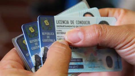 REAL ID es la legislación federal creada a raíz de los ataques terroristas del 11 de septiembre para establecer estándares de seguridad para todas las licencias de conducir y tarjetas de identificación en todo el país. A partir del 1 de octubre de 2021, se le pedirá una licencia de conducir o tarjeta de identificación que cumpla con REAL .... 