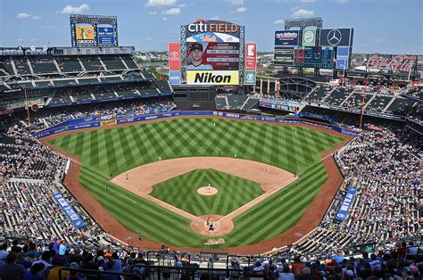 The Promenade Level at Citi Field is made up of all sections in the top two tiers of the stadium. All sections are in either the 400's or 500's. Promenade Level Breakdown Gold Seats: First row of all sections Silver: 411-418 Baseline: 401-410 and 419-428 Box: 429-437 Infield: 510-518 Reserved: 506-509 and 519-531 Outfield: 501-505 and 532-538 .... 
