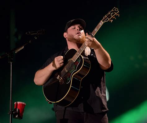  August 15, 2023—Reigning 2x CMA Entertainer of the Year Luke Combs will perform 25 U.S. stadium shows next year with his "Growin' Up and Gettin' Old Tour."Newly confirmed stops include two nights at New Jersey's MetLife Stadium, Los Angeles' SoFi Stadium, Jacksonville's EverBank Stadium, Santa Clara's Levi's® Stadium, Houston's NRG Stadium and Phoenix's State Farm Stadium among many others. . 