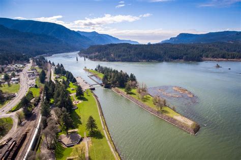 City of cascade locks. Data Sources. Cascade Locks is a town in Oregon with a population of 1,418. Cascade Locks is in Hood River County. Living in Cascade Locks offers residents a sparse suburban feel and most residents own their homes. Residents of Cascade Locks tend to lean conservative. The public schools in Cascade Locks are highly rated. 