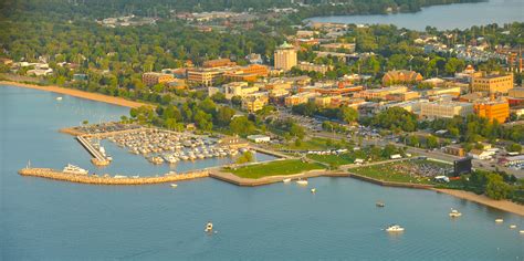 City of traverse city. The best time to visit Traverse City is from June to August. The main reason for this is the weather. During this time, daytime highs hover in the mid-70s to 80s and sunshine is abundant. 