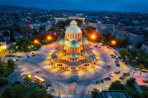 Citysofia. Sofia je hlavné mesto Bulharska. S počtom obyvateľov 1 286 383 (oficiálny počet obyvateľov - reálne sa odhaduje okolo 2 000 000) je to zároveň najväčšie bulharské mesto (15. najväčšie v rámci Európskej únie ). Mesto sa nachádza na západe Bulharska pri masíve Vitoša. Sofia je administratívne, kultúrne a ekonomické ... 