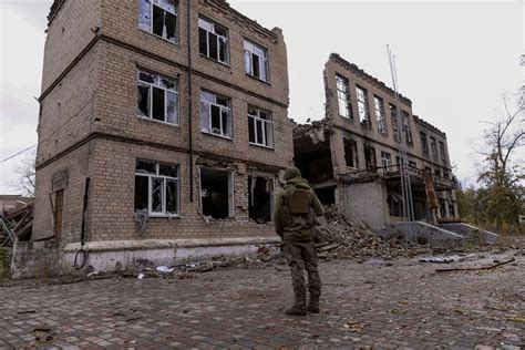 Civilians killed and wounded as Russian forces renew push to take towns in eastern Ukraine