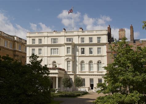 Clarance house. Clarence House, London: Our most recommended tours and activities. 1. London: Queen Elizabeth Guided Walking Tour. Embark on a journey through the life of her Majesty the Queen Elizabeth II on this small group walking tour accompanied by a Royal London expert! You’ll get to hear fascinating stories behind the longest … 