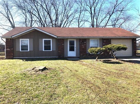 928 N Randolph Avenue, Clarksville, IN 47129 PENDING!! Introducing the perfect home for you! Situated on a corner lot, this gem is located in the heart of Clarksville, Indiana, with easy access to Interstate 65, Brown Station Way, and a plethora of restaurants and stores - talk about convenience!. 