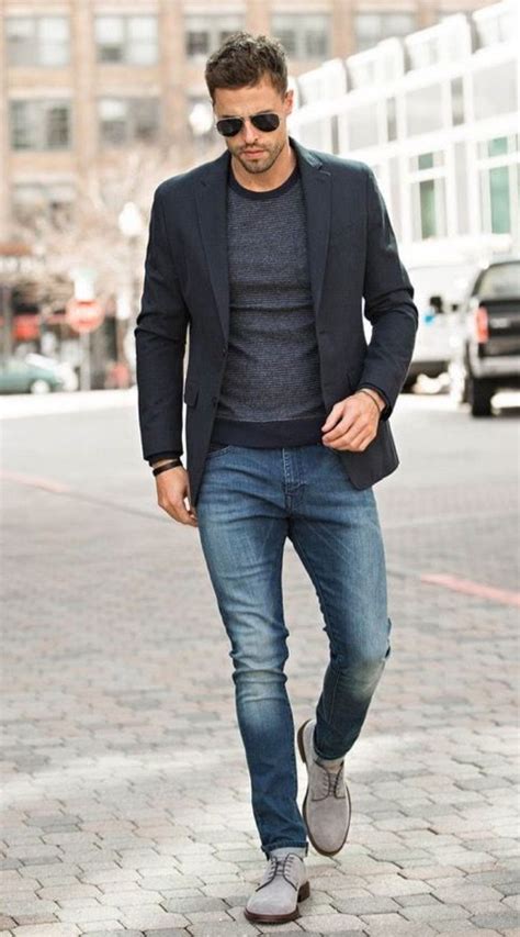 Classy casual mens outfits. The Fall Style Hit List. The Gigantic Jeans: Levi's 550 '92 jeans, $80. The Hollywood-Ready Suede Jacket: Banana Republic suede trucker jacket, $500. The Outfit-Saving Shirt: Gitman Vintage ... 