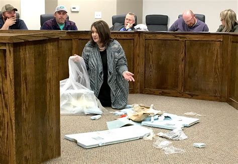 Clay Council hears complaints about trash along roadways