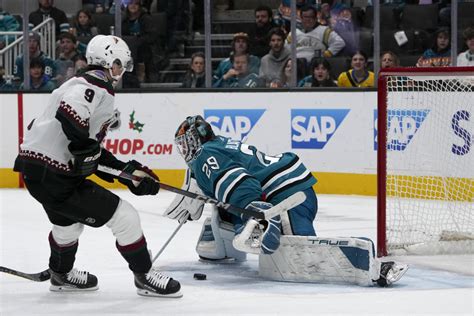Clayton Keller scores in 3rd consecutive game as Coyotes beat Sharks 5-2