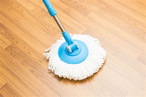 Clean a vinyl floor. Food stain: Make a paste with about two tablespoons of baking soda and one teaspoon of water. Apply the paste carefully to the stain with a soft nylon brush, then wipe clean. Grease stain: Rubbing alcohol is great for lifting a grease stain. Use a clean cloth dipped in the rubbing alcohol to scrub away the stain. 
