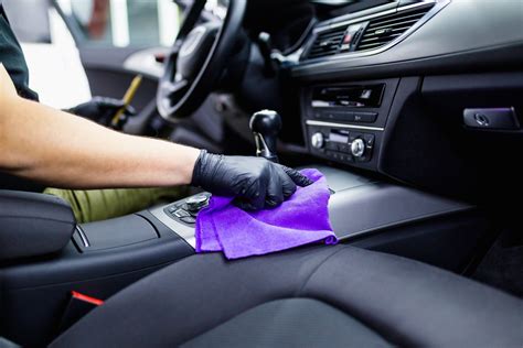 Clean the inside of a car. A mixture of 480ml water, 60ml of white vinegar and half a teaspoon of dishwasher detergent can be very effective at cleaning glass. For particularly dirty ... 