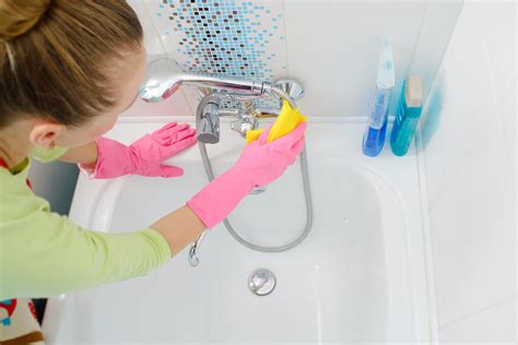 Cleaning a bathtub. Follow these steps to deep clean your bathtub: Spray your bathtub with a suitable cleaning product and leave it to sit for 15 minutes. Use a sponge to scrub the bathtub, taps and faucet, removing any soap scum as you do. Use a grout brush to clean any mouldy grout. Wipe down the tops and sides of your bathtub. 