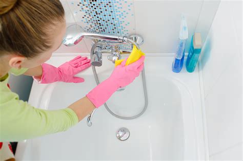 Cleaning bathtub. 1. Sprinkle baking soda in the bathtub. Baking soda in kitchen (Image credit: Shutterstock) First, fill a bucket of hot water before pouring the water all over the bathtub. Then, sprinkle... 