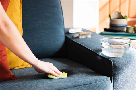Cleaning couch. The weight of a couch varies based on the size, type and if it has heavy elements, such as a sofa bed. An average three-seated couch is approximately 350 pounds. Since there are so... 