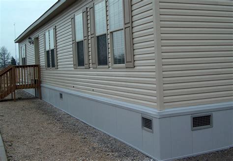 Keep the underside of your mobile home vented to ensure proper air flow. The number of vents you need is determined by the size of your manufactured home. Take your square footage and divide by 150 to calculate the correct number of vents. For example, a 16'x80' mobile home has 1280 square feet, requiring 9 vents spaced around the home. . 
