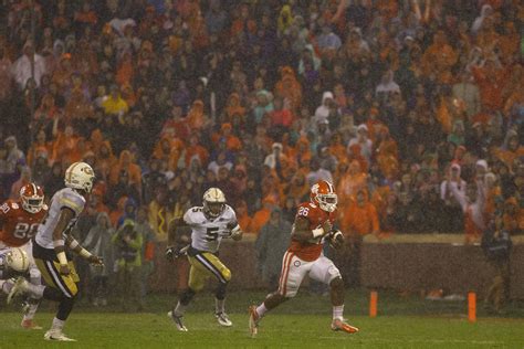 Clemson back in playoff chase with win over Georgia Tech 