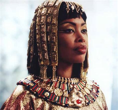 Cleopatra parents. She wasn't Egyptian. Cleopatra was the last queen of Egypt, but she came from a long line of non-Egyptian rulers. She was the last of the "Ptolemaic" rulers . When Alexander the Great invaded in ... 