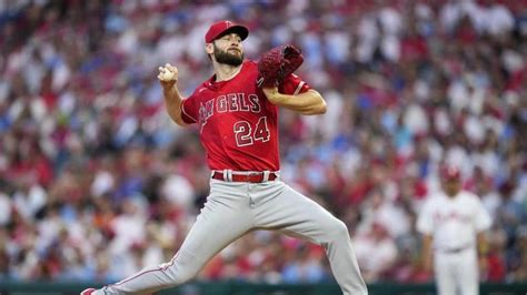 Cleveland claims former LA pitchers Giolito, López and Moore for late playoff push