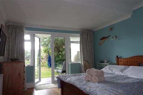 Cliff top Garden room, Milford on Sea – Updated 2024 Prices - Booking.com