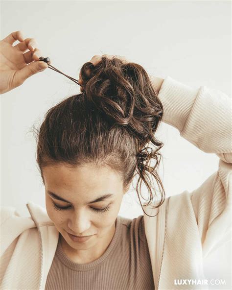 1) The Messy Hair Bun. One of the most effortless bun looks is the tried and true messy bun. To achieve this look simply tie your hair up into a messy bun, leaving two thin front pieces out to frame your face. Next, install the clip-in bun using the tiny interior combs, tighten it using the drawstring, then apply bobby pins in areas where you ... 