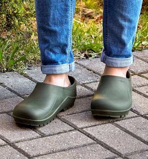 Clogs gardening. Apr 19, 2023 · Enter Sloggers, the best pair of gardening clogs I've ever tried. My Sloggers have seen me through the landscaping of three different gardens, and other than being slightly faded from the sun ... 