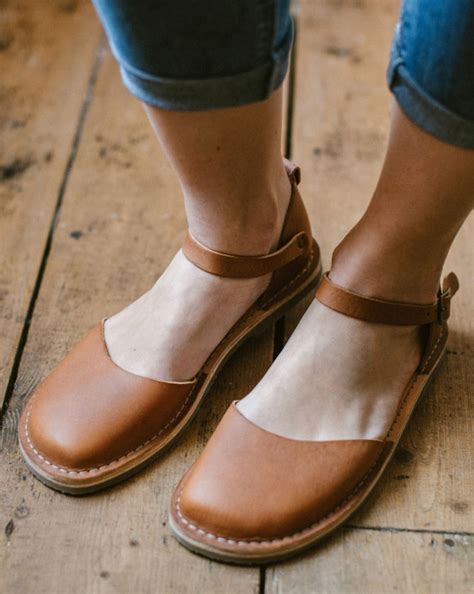 Closed-Toe Shoes for Summer: Espadrilles, Flats, Clogs & More. By. Linzi. -. June 27, 2020. 7. 16319. Earlier this month, in the comments of my Ultimate Guide to Summer Comfort Shoes Post, several readers asked for recommendations for cute closed-toe summer shoes. Runners’ toenails; hiking toe protection; closed-toe work …. 