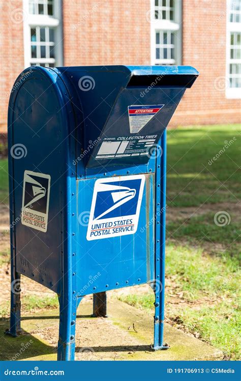 Closest mail drop box. Today, there are approximately 140,000 mail drop boxes throughout the United States. If you're interested in an easy way to ship mail, then dropping a package or letter in the … 