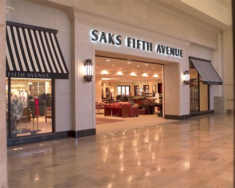 Closest saks fifth avenue. 在 Saks Fifth Avenue 的 Sale 专区，您可以享受免费的运输和退货服务，同时发现今日最热门品牌的新品。无论您是寻找设计师手袋 ... 