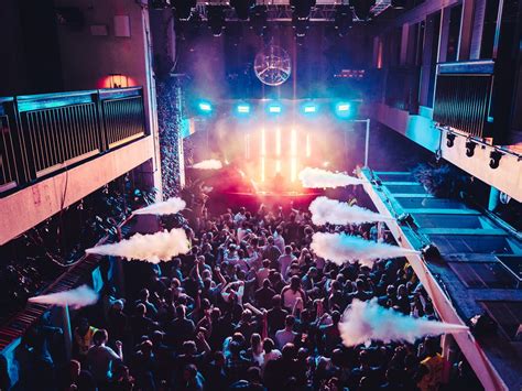Clubs in london. Aug 6, 2019 · 1. The Egg: großer Nachtclub in London. The Egg am Kings Cross ist ein Club für elektronische Musik mit Platz für 1000 Personen. Er ist einer der größten in London, besitzt eine 24-Stunden-Lizenz für das Wochenende und verfügt über drei Ebenen inklusive einer der größten Freiluft-Terrassen Londons. 