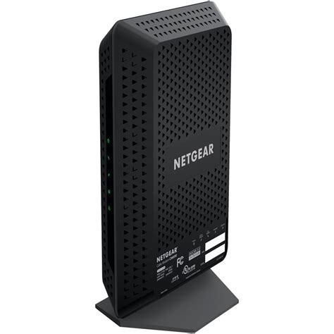 Like the CM600, the new CM2000 is a typical cable modem. It comes with a service connector and a single network port on the back. This is a 2.5Gbps Multi-Gig port, and on the inside, the Netgear CM2000 features the latest DOCSIS 3.1. All that makes a big difference in specs: This modem can deliver up to 2.5Gbps broadband speeds.. 