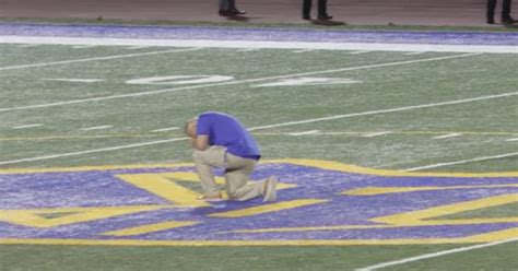Coach who lost his job for praying on field kneels again in first game after years of legal battles