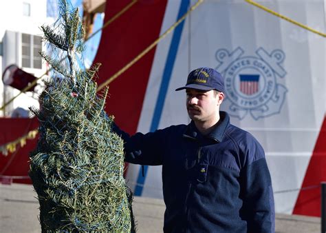 Coast Guard cutter 'Mackinaw' makes yearly Christmas tree delivery to Navy Pier