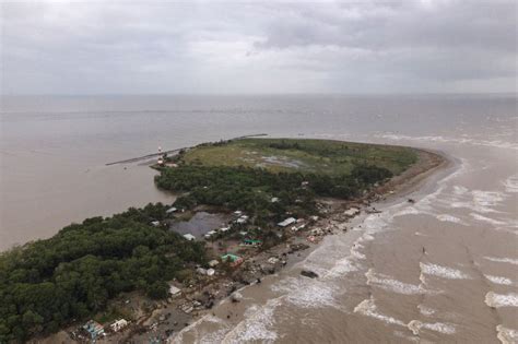 Coastal town in Mexico being destroyed by the rising seas