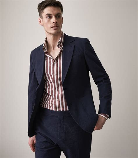 Cocktail dress for male. Blazers and two-piece suits establish themselves as men’s cocktail attire staples, but don’t rule out sweaters. For a casual happy hour in the fall and winter, cover up with a sweater over a long-sleeve … 