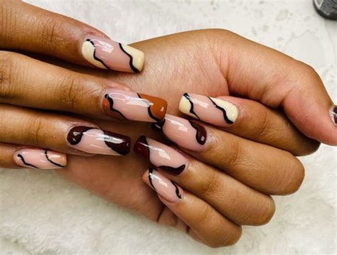 Nail art is not new. 600 years before the common era, Chinese aristocrats used long, shimmery and bejeweled nail guards as a symbol of wealth and leisure. Today, women still use long and fancy nail art designs to convey the same thing. Just.... 