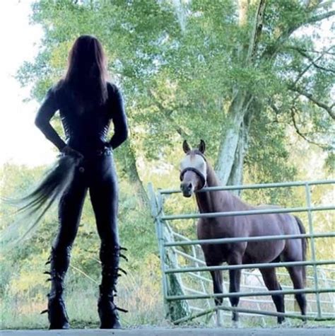 Hermosa chica española decidió excitar el caballo, pero no pensó en lo que podría terminar para ella 18+.. 