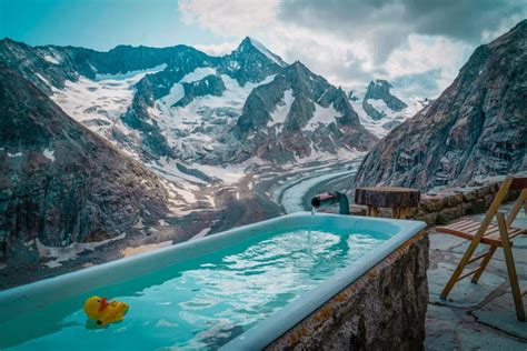 Cold plung tub. Getty Images. People around the world regularly swim in frigid water, plunge into ice baths, or hop into cold showers. Those who practice cold plunges or other cold therapy say it makes them feel ... 
