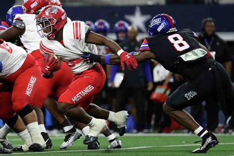 Colin Simmons, 5-star edge rusher from Duncanville, commits to Texas Longhorns