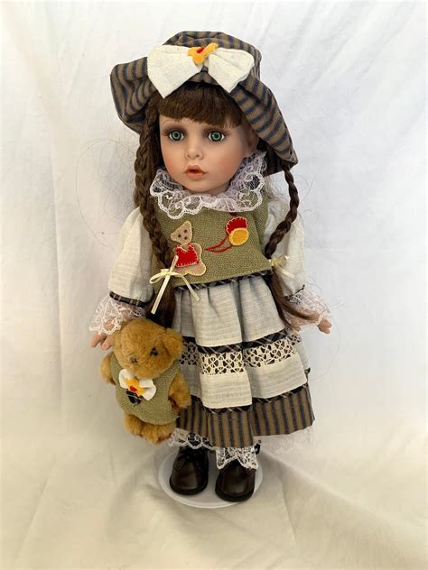 A Brief History of Antique Porcelain Dolls China Dolls and Bisque Dolls. The first porcelain dolls were made of Chinese porcelain (commonly referred to as “china”), and were glazed to produce a shiny look. From around 1840 to 1880, china was used to make doll heads, hands, and feet.. 