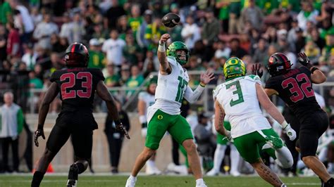 College football picks: Ducks-Huskies play 1st top-10 matchup; angsty games for ND, USC, Miami, A&M