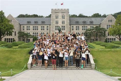 Colleges in korea for international students. As of the fall quarter in 2013, the total enrollment at University of California, Los Angeles consists of 42,163 students. The student body at UCLA consists of undergraduate, graduate, international students, interns and residents. 