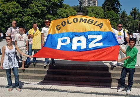 En favor de una paz integral en Colombia, seguimos con el compromiso de apoyar a la implementación plena del Acuerdo de 2016 y los diálogos de paz ya en curso (sic)", trinaron.