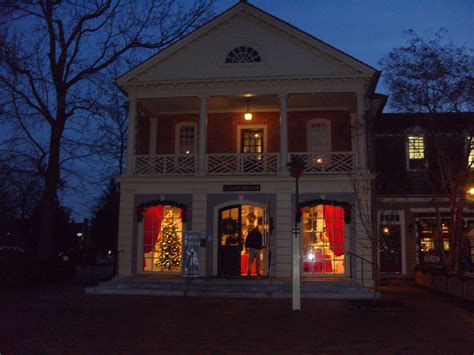 Colonial Williamsburg - Christmas Window Shopping at …