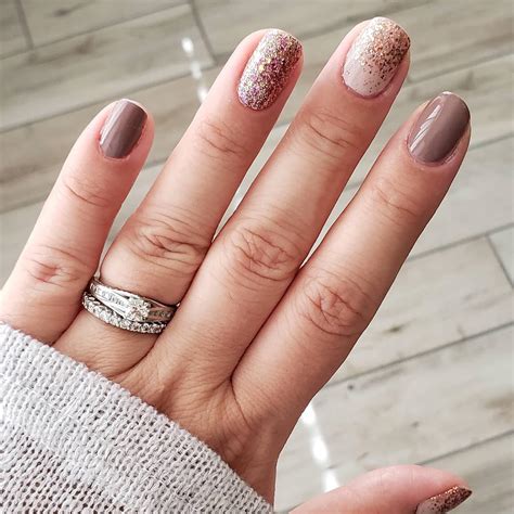 This week I'm putting together a Fall themed Mixed Mani using 3 different Color Street shades:- Twilight Hour (Holiday 2021 Collection)- Brownie Points (Than...