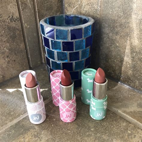 Color the world lipstick. Cool vibrant red color w/ a semi-shine! Class it up. 💋 What it is - An iconic Classic Lipstick w/ antioxidants + organic oils, and added twist of a balm that's smooth, classic, retro. 💖 Why you’ll luv it - This effortlessly smooth, buildable, comfy lip-care formula comes in 60+ classic shades: Made with well-aging skin focus in mind. 