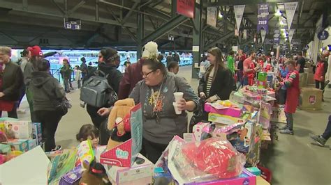 Colorado Rockies and Denver Dream Center provide gifts to 8,000 in need
