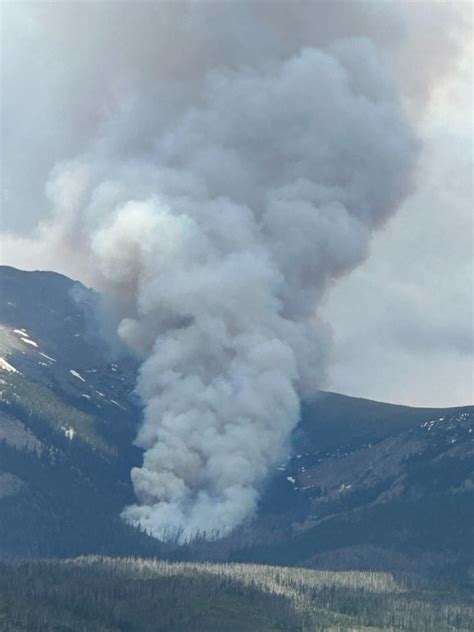 Colorado wildfires: Firefighters race to snuff flames before hot, dry weather hits
