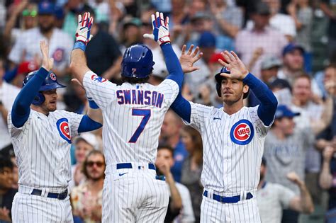 Column: As Chicago Cubs continue to rise and fall, Jed Hoyer faces a difficult deadline decision