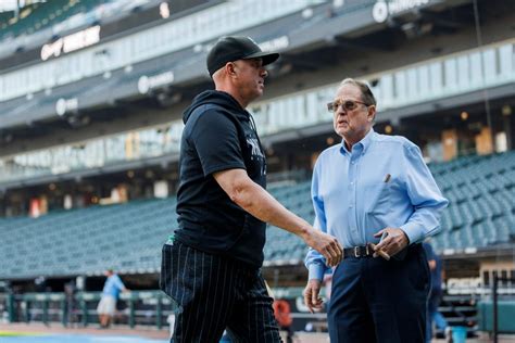Column: Chairman Jerry Reinsdorf dons blinders as the Chicago White Sox season sinks into the abyss