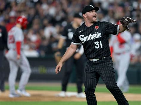 Column: Chicago White Sox’s ugly season could get even uglier if Liam Hendriks is out for long