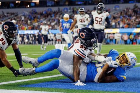 Column: Dropped passes. Missed tackles. Bad penalties. Costly turnovers. Chicago Bears fall flat in another prime-time blowout.
